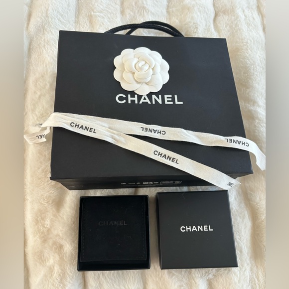 CHANEL CC Logo Signature Silver With Crystal Brooch - Picture 4 of 9